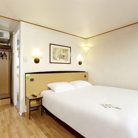 Campanile Hotel Майен Стая снимка