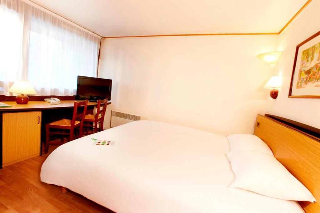 Campanile Hotel Майен Стая снимка
