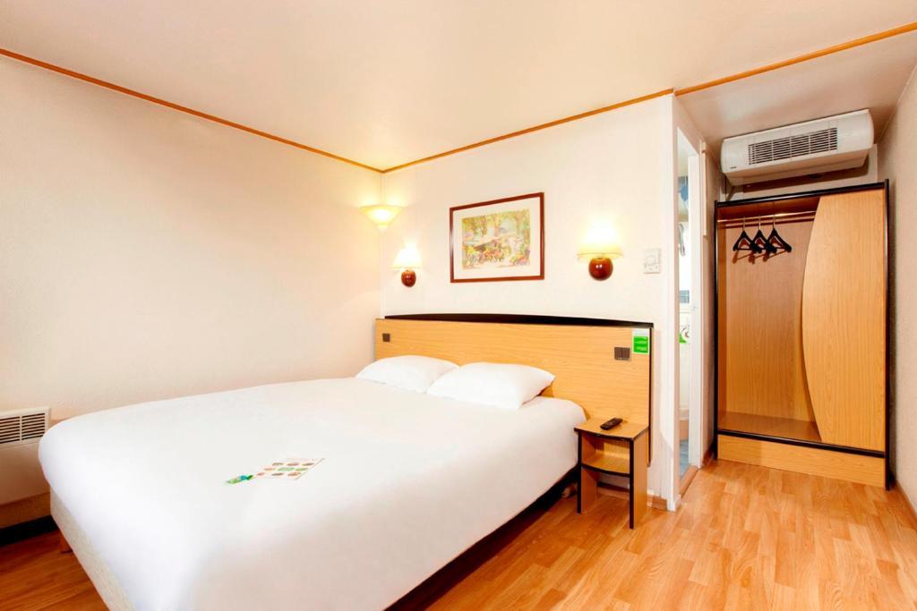 Campanile Hotel Майен Стая снимка