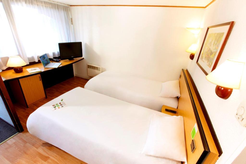 Campanile Hotel Майен Стая снимка