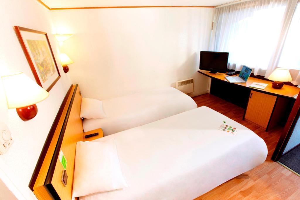 Campanile Hotel Майен Стая снимка
