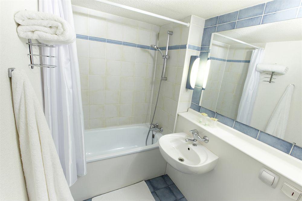 Campanile Hotel Майен Екстериор снимка